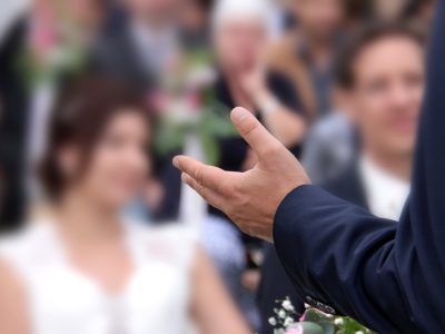 Die Hand des Predigers oder Hochzeitredners