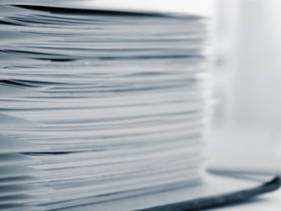 Papiere geheftet in einem Aktenordner - Medien und Presse